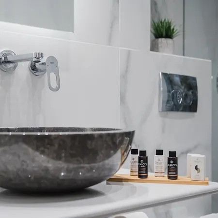 Petros & 3* Naxos City